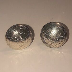 𝅺vtg Sterling Silver Floral Etched Flowers Domed Button Screw Clip Ons .7” x .7”